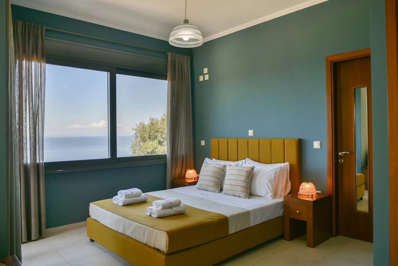Comfortable double bedroom with sea view at Villa Skala Acqua